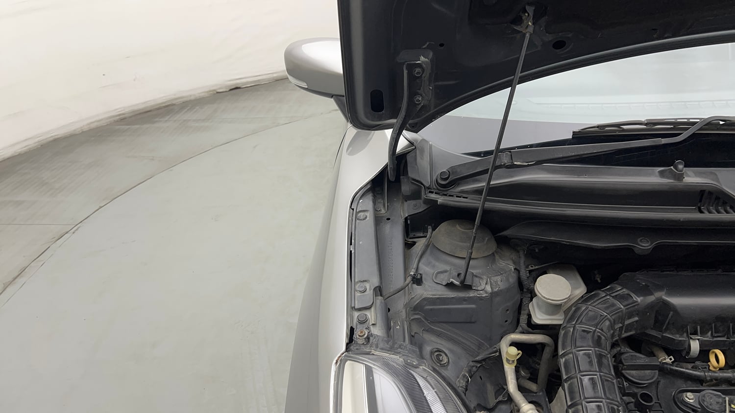 Used 2019 Maruti Suzuki Baleno Delta Petrol Manual engine ENGINE RIGHT SIDE HINGE & APRON VIEW