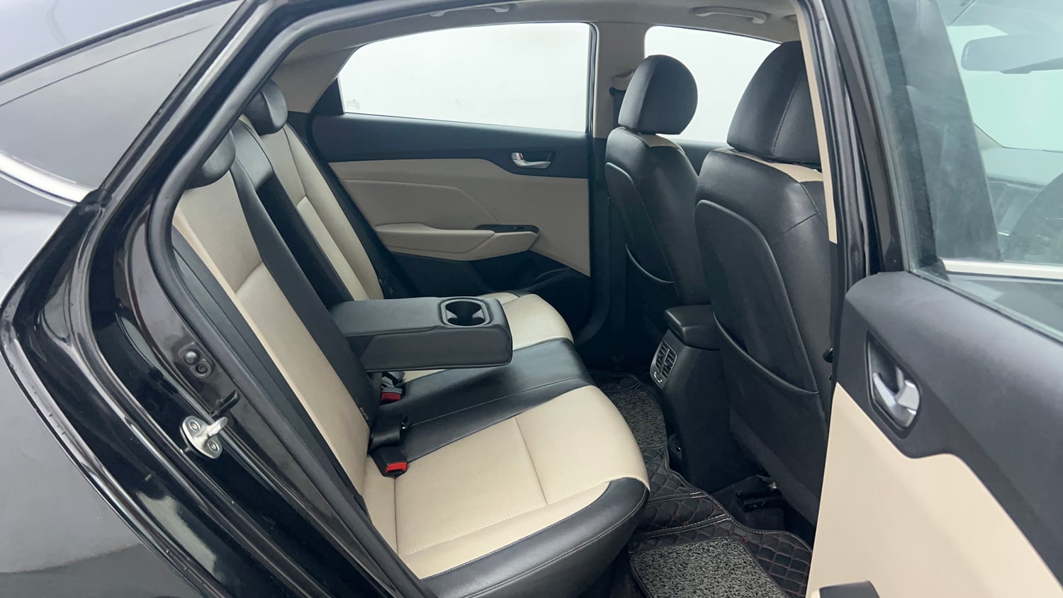 Used 2018 Hyundai Verna SX (O) 1.6 VTVT AT Petrol Automatic interior RIGHT SIDE REAR DOOR CABIN VIEW
