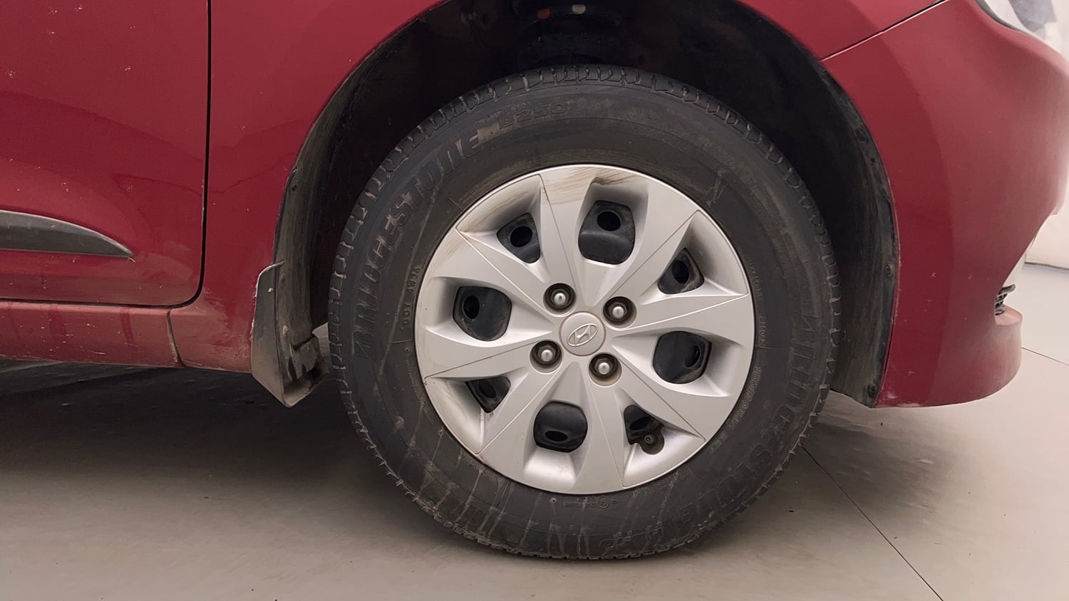 Used 2016 Hyundai Elite i20 Sportz 1.2 Petrol Manual tyres RIGHT FRONT TYRE RIM VIEW