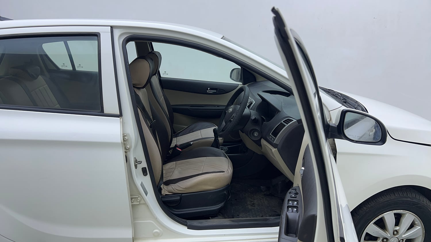 Used 2013 Hyundai i20 Sportz 1.2 Petrol Manual interior RIGHT SIDE FRONT DOOR CABIN VIEW