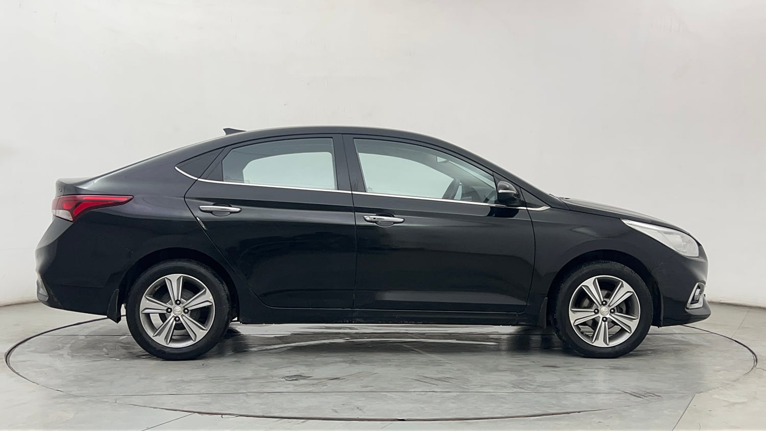 Used 2018 Hyundai Verna SX (O) 1.6 VTVT AT Petrol Automatic exterior RIGHT SIDE VIEW