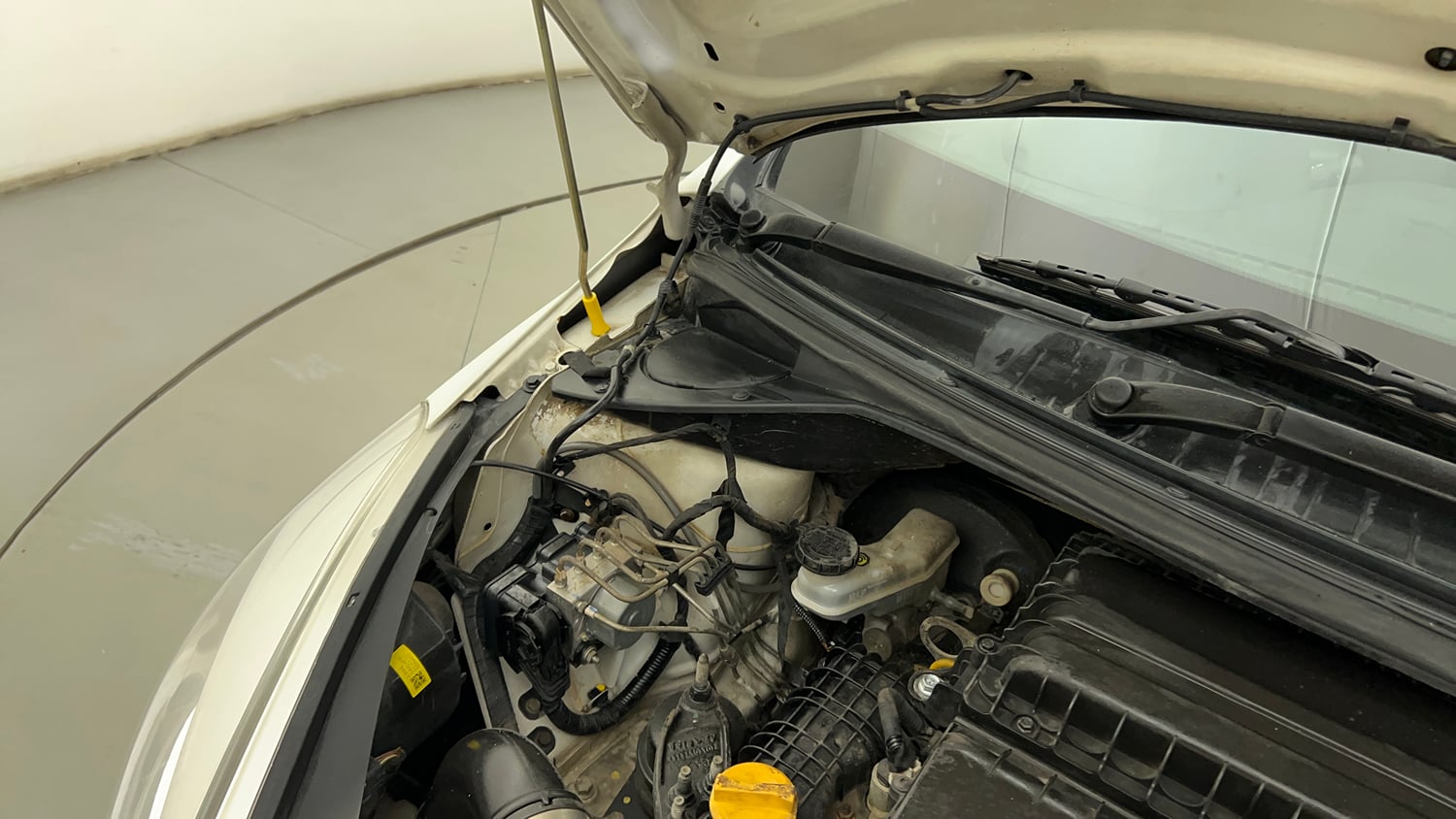 Used 2019 Tata Tiago Revotron XZ w/o Alloy Petrol Manual engine ENGINE RIGHT SIDE HINGE & APRON VIEW