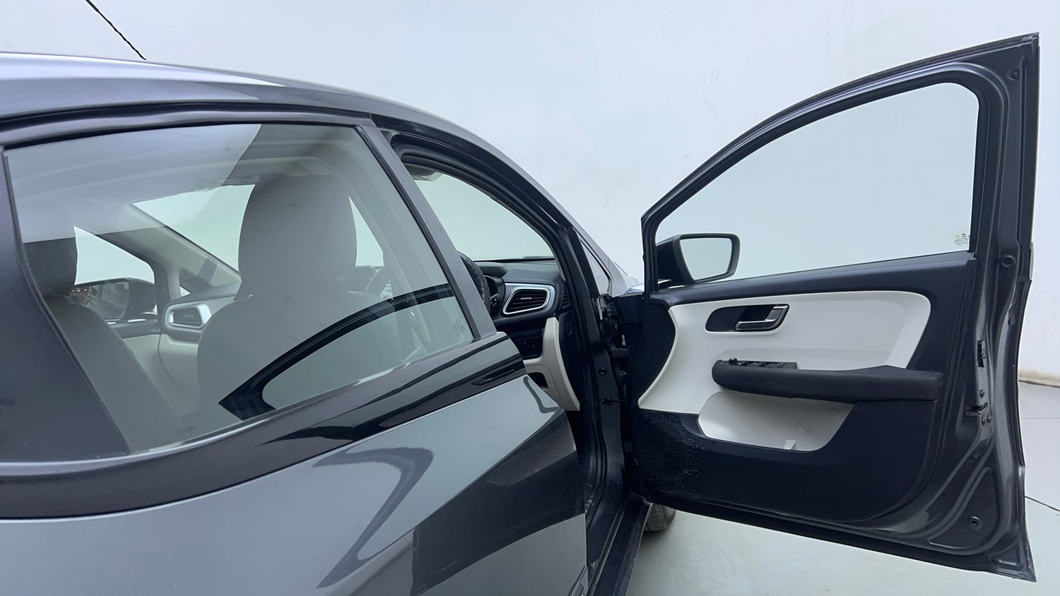 Used 2021 Tata Altroz XZ Petrol Petrol Manual interior RIGHT FRONT DOOR OPEN VIEW