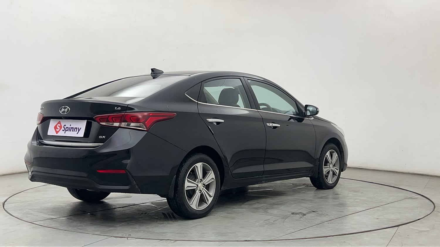 Used 2018 Hyundai Verna SX (O) 1.6 VTVT AT Petrol Automatic exterior RIGHT REAR CORNER VIEW