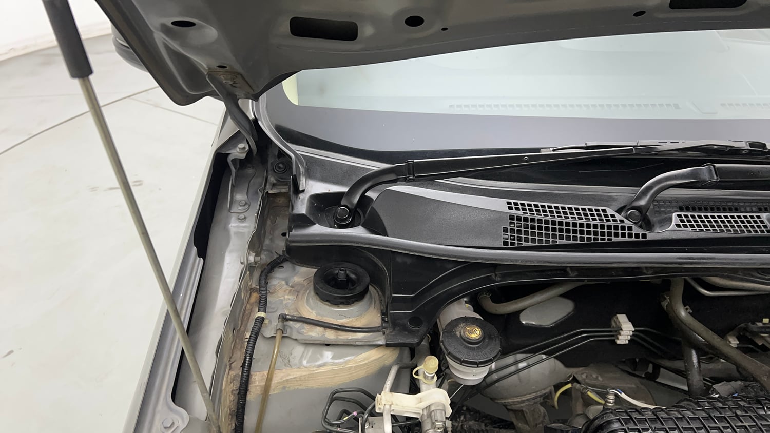 Used 2023 Honda Amaze VX 1.2 Petrol CVT Petrol Automatic engine ENGINE RIGHT SIDE HINGE & APRON VIEW