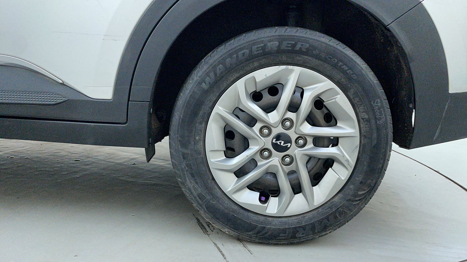 Used 2023 Kia Carens Premium 1.4 Petrol 7 STR Petrol Manual tyres LEFT REAR TYRE RIM VIEW
