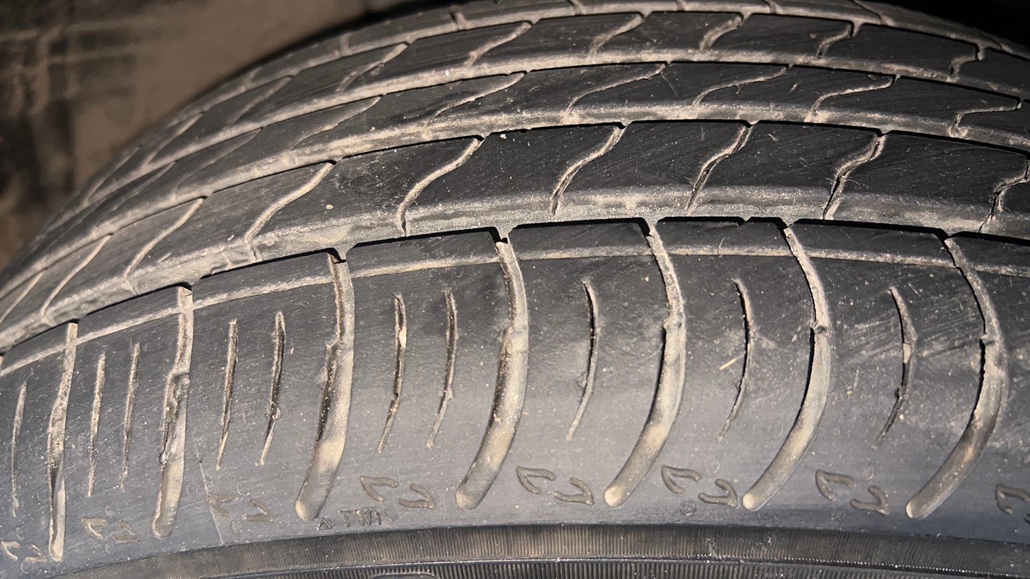 Used 2021 Nissan Magnite XV Premium Turbo (O) CVT Dual Tone Petrol Automatic tyres RIGHT FRONT TYRE TREAD VIEW