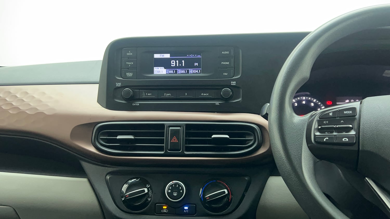 Used 2023 Hyundai Aura S 1.2 CNG Cng Manual top_features Integrated (in-dash) music system