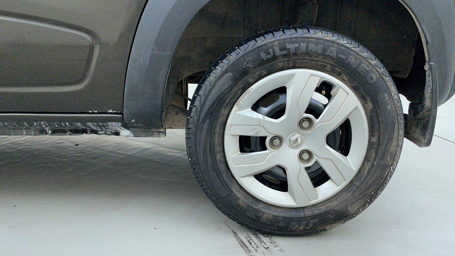 Used 2018 Renault Kwid 1.0 RXT AMT Opt Petrol Automatic tyres LEFT REAR TYRE RIM VIEW