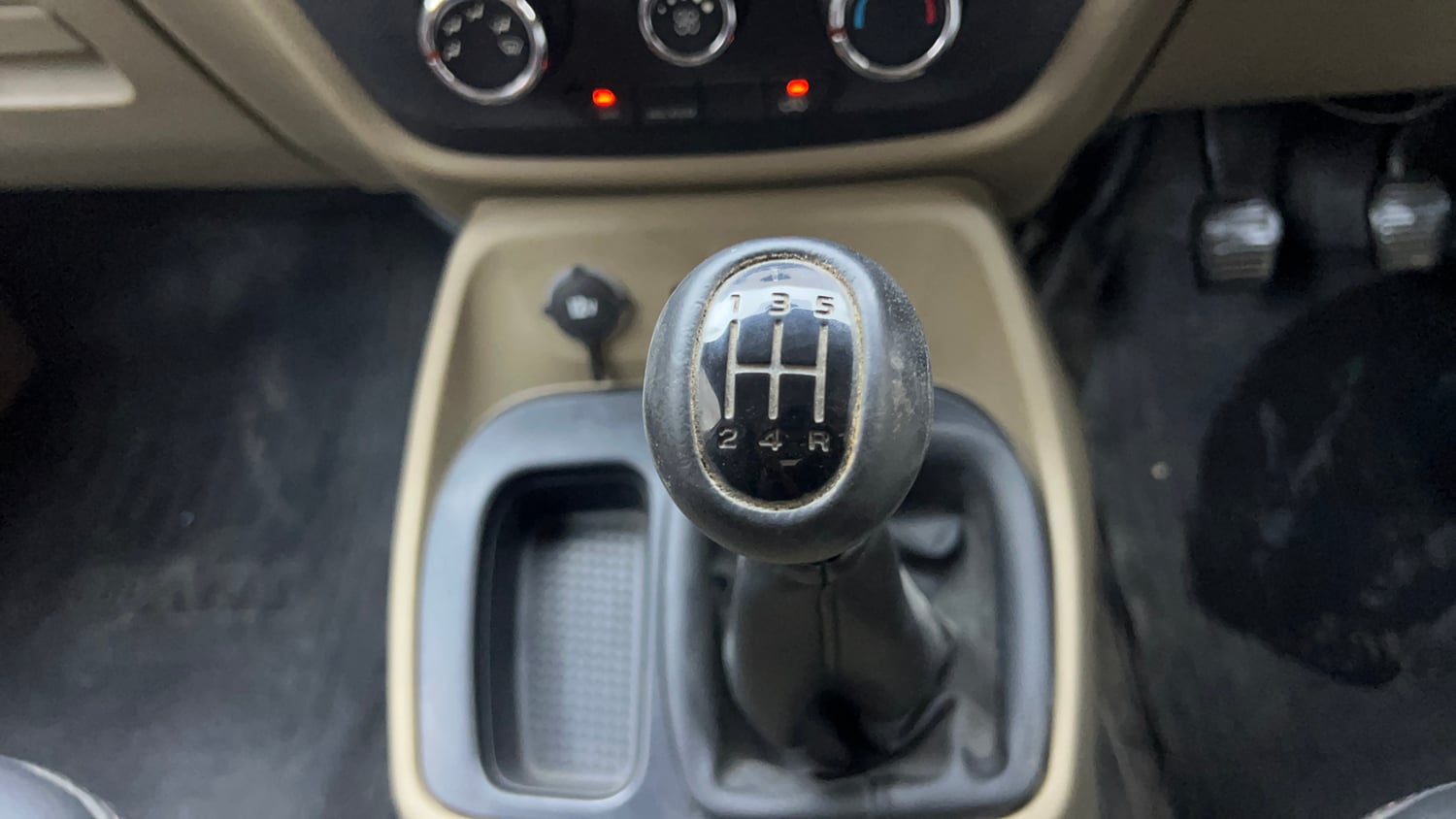 Used 2019 Mahindra TUV300 T6 Plus Diesel Manual interior GEAR  KNOB VIEW