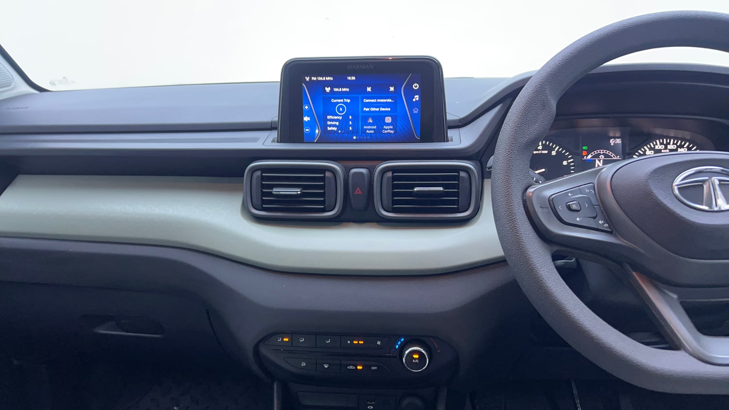 Used 2022 Tata Punch Camo Accomplished Dazzle AMT Petrol Automatic interior MUSIC SYSTEM & AC CONTROL VIEW