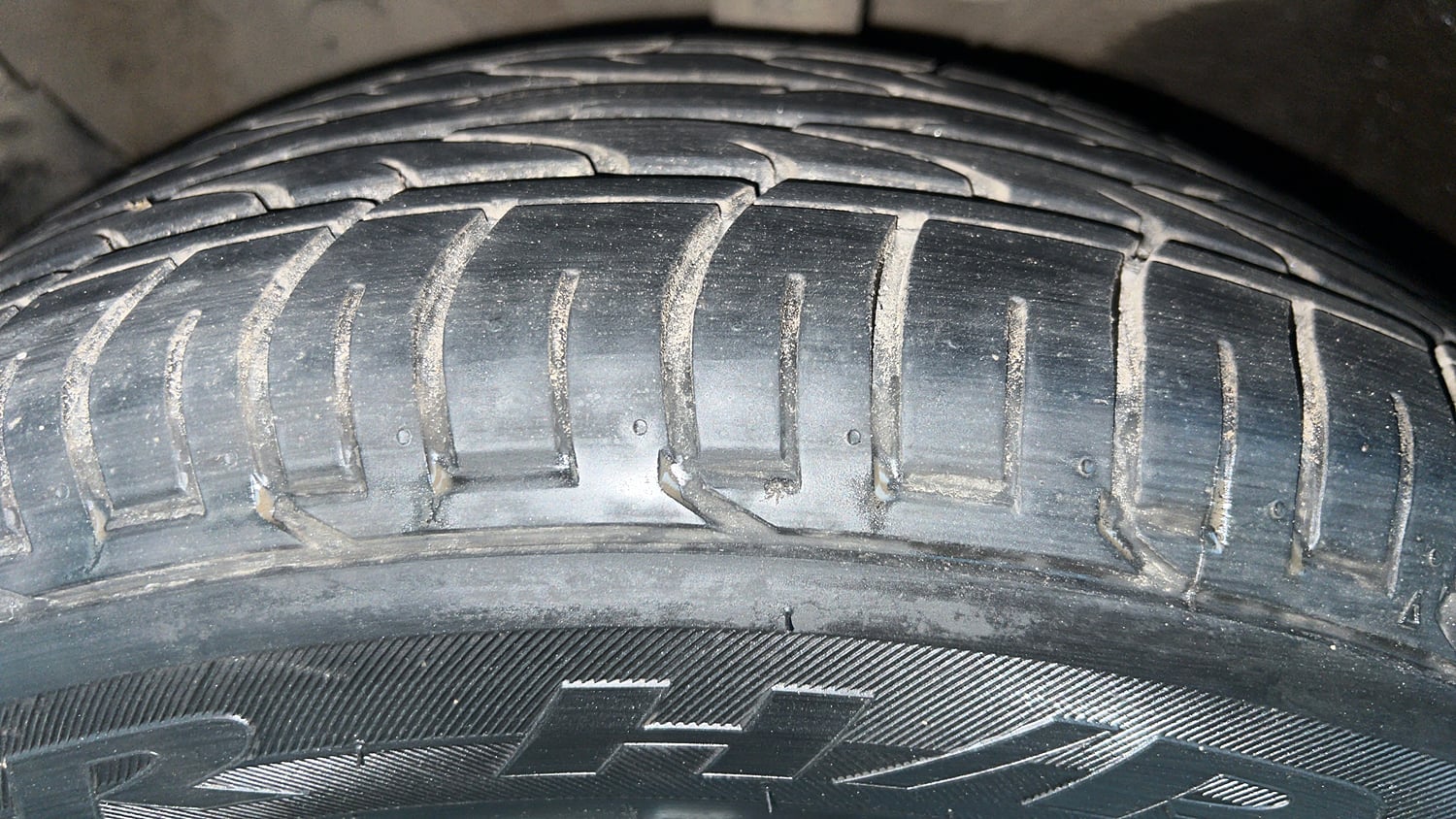 Used 2022 Kia Seltos GTX Plus 1.4 DCT Petrol Automatic tyres LEFT FRONT TYRE TREAD VIEW