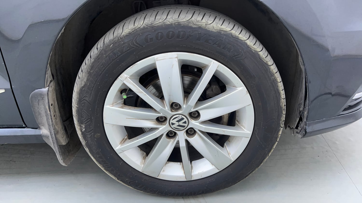 Used 2017 Volkswagen Ameo Highline1.2L (P) Petrol Manual tyres RIGHT FRONT TYRE RIM VIEW