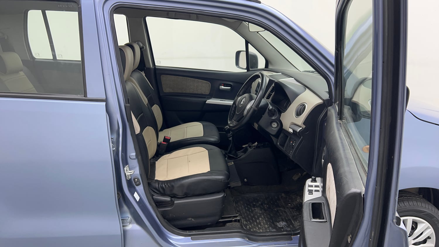 Used 2013 Maruti Suzuki Wagon R VXI Petrol Manual interior RIGHT SIDE FRONT DOOR CABIN VIEW
