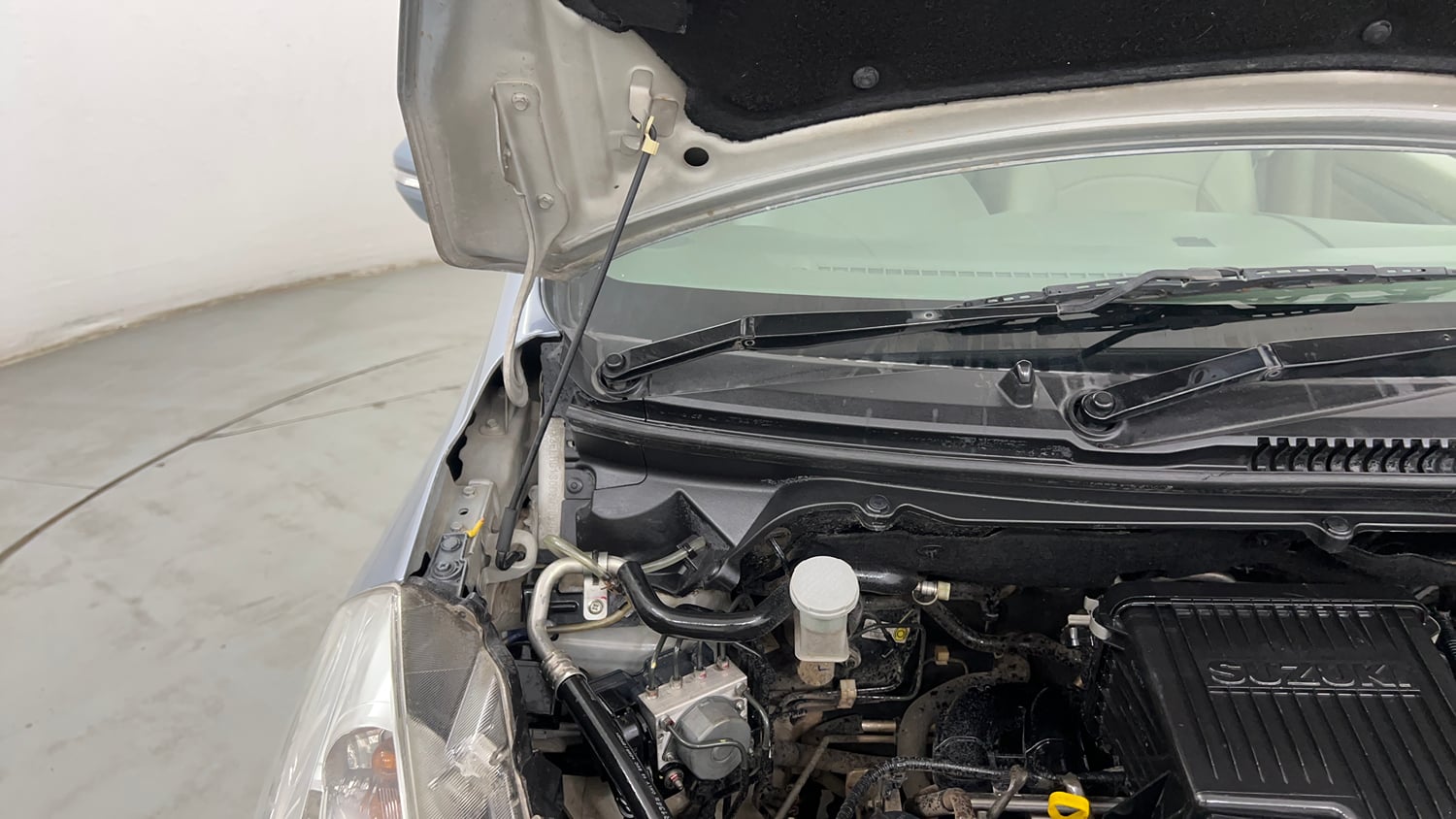 Used 2014 Maruti Suzuki Ertiga ZXi Petrol Manual engine ENGINE RIGHT SIDE HINGE & APRON VIEW