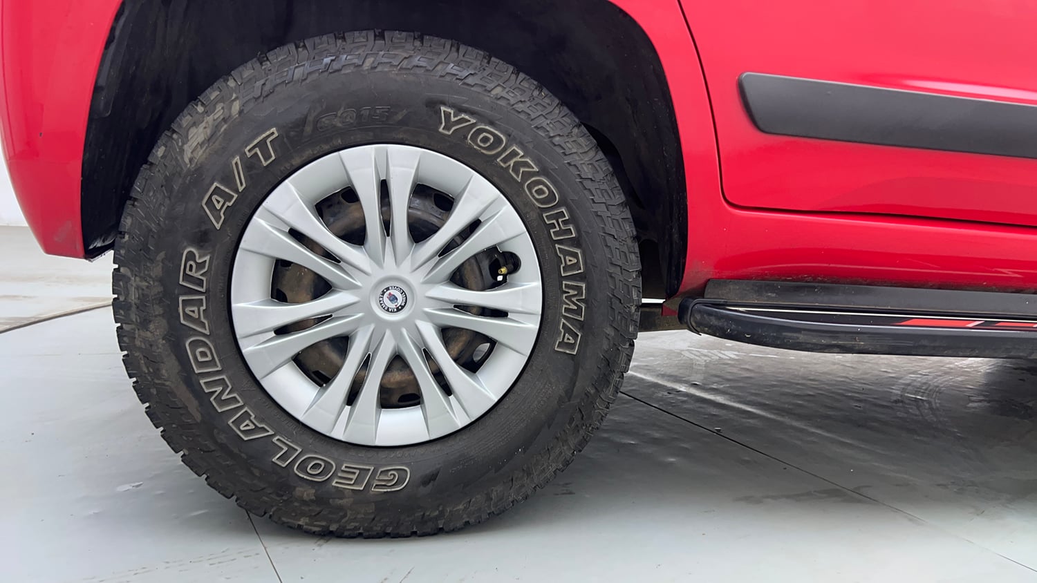 Used 2019 Mahindra TUV300 T6 Plus Diesel Manual tyres RIGHT REAR TYRE RIM VIEW