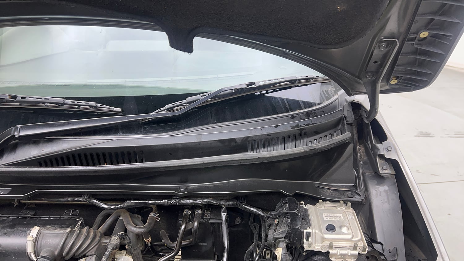 Used 2020 Maruti Suzuki Ignis Delta 1.2 AMT Petrol Automatic engine ENGINE LEFT SIDE HINGE & APRON VIEW
