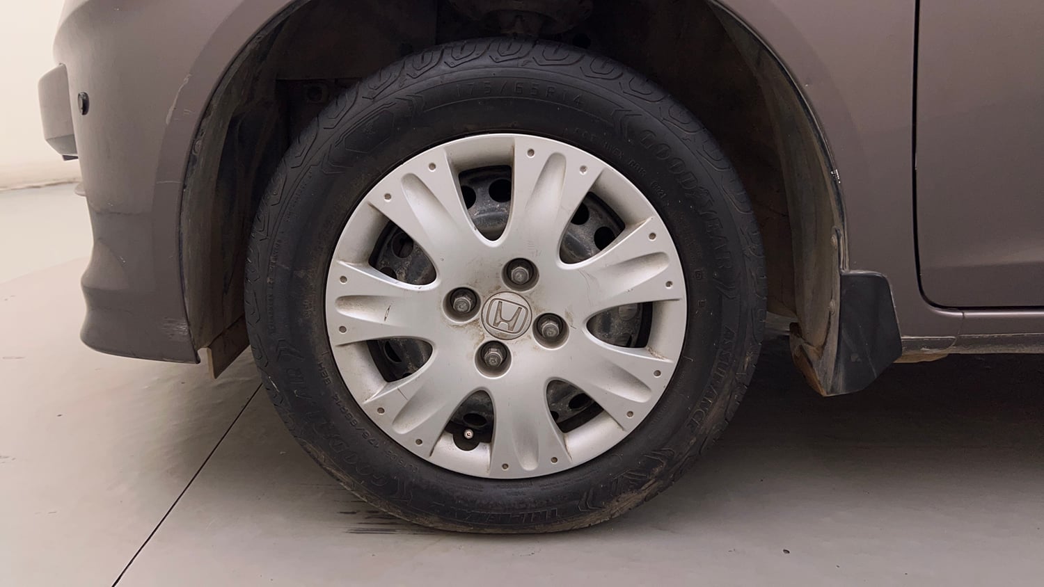 Used 2014 Honda Amaze 1.2 S i-VTEC Petrol Manual tyres LEFT FRONT TYRE RIM VIEW