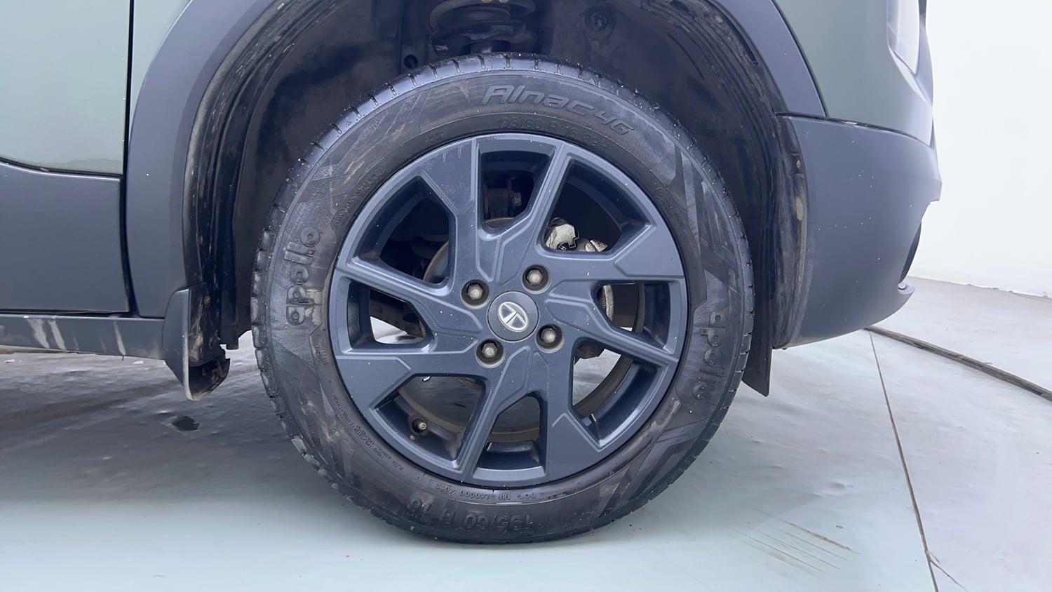 Used 2022 Tata Punch Camo Accomplished Dazzle AMT Petrol Automatic tyres RIGHT FRONT TYRE RIM VIEW