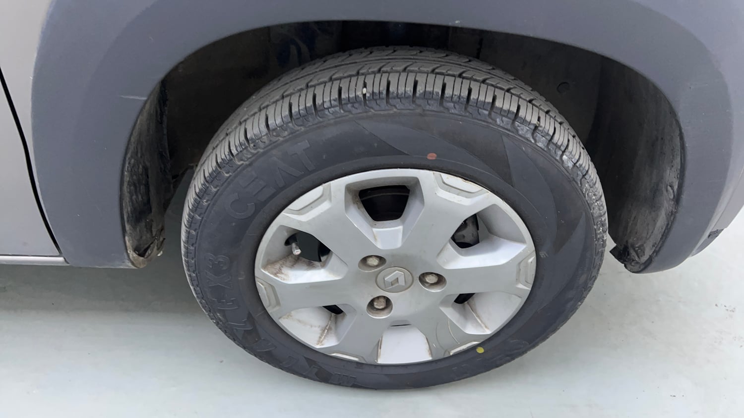 Used 2017 Renault Kwid 1.0 RXT AMT Petrol Automatic tyres RIGHT FRONT TYRE RIM VIEW