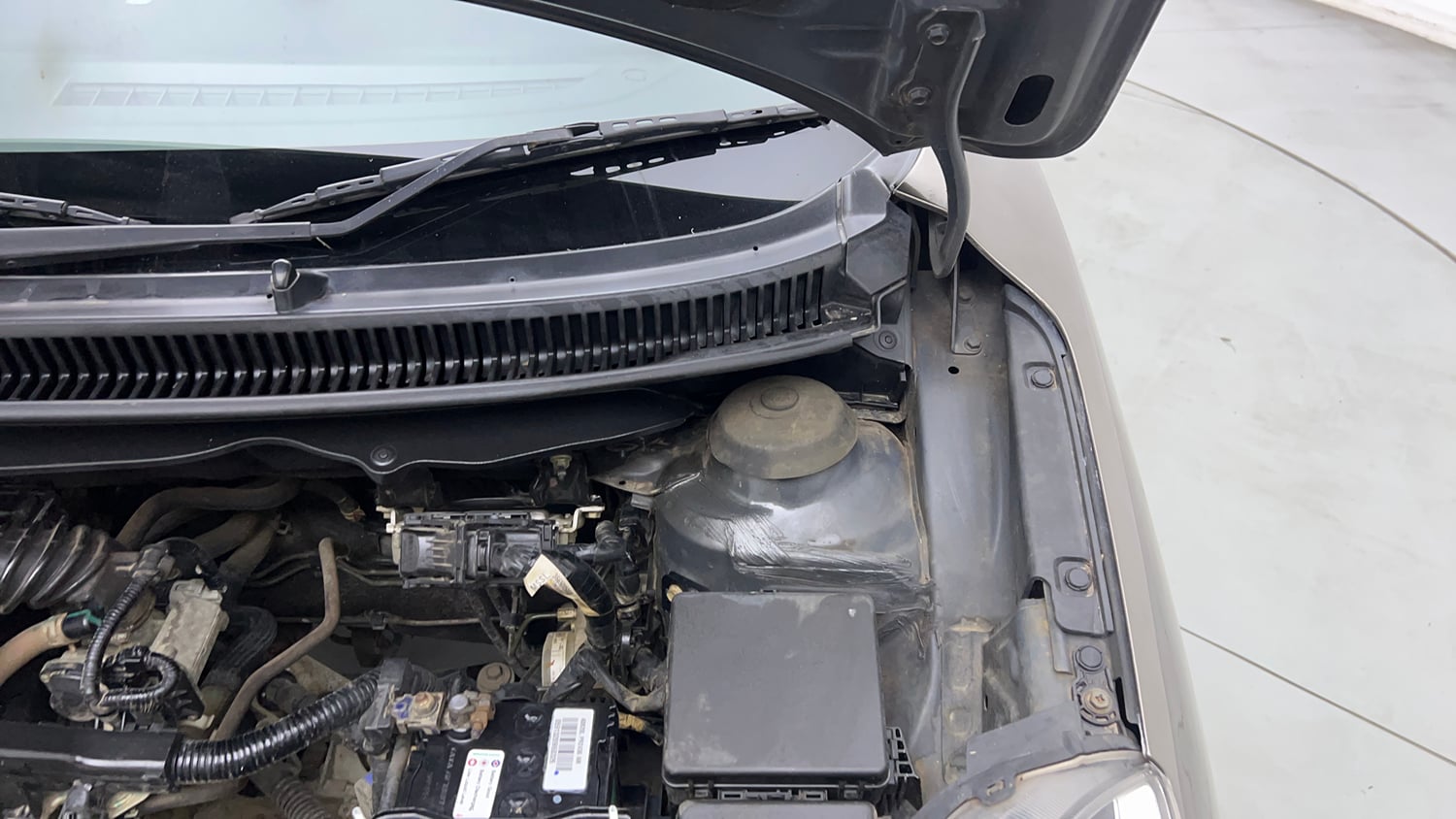 Used 2020 Maruti Suzuki Baleno Zeta Petrol Manual engine ENGINE LEFT SIDE HINGE & APRON VIEW