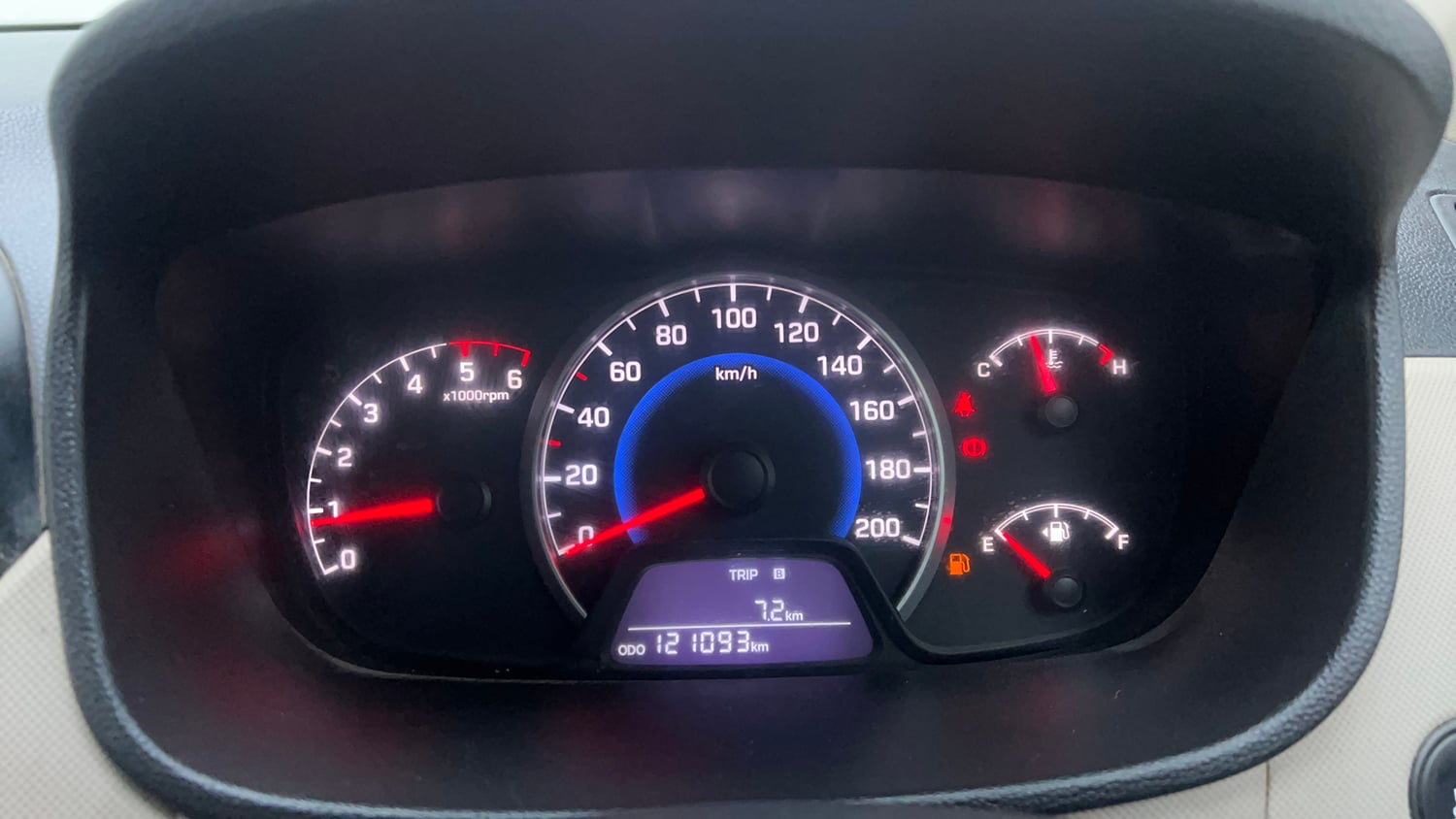 Used 2013 Hyundai Grand i10 Sportz 1.1 CRDi Diesel Manual interior CLUSTERMETER VIEW