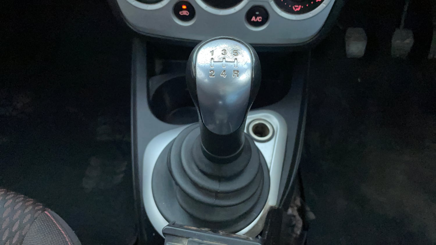 Used 2012 Ford Figo Duratec Petrol ZXI 1.2 Petrol Manual interior GEAR  KNOB VIEW