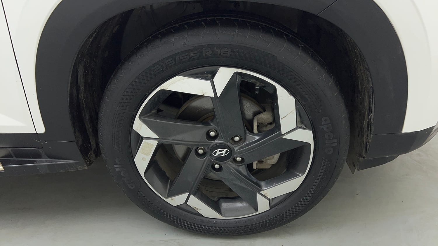 Used 2022 Hyundai Alcazar Platinum (O) 7 Seater 1.5 Diesel AT Diesel Automatic tyres RIGHT FRONT TYRE RIM VIEW