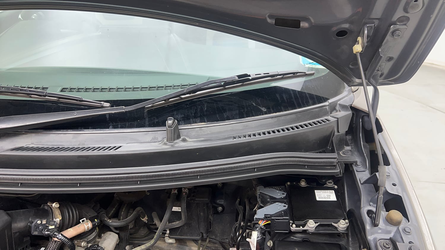 Used 2023 Maruti Suzuki Wagon R VXI 1.0 AGS Petrol Automatic engine ENGINE LEFT SIDE HINGE & APRON VIEW