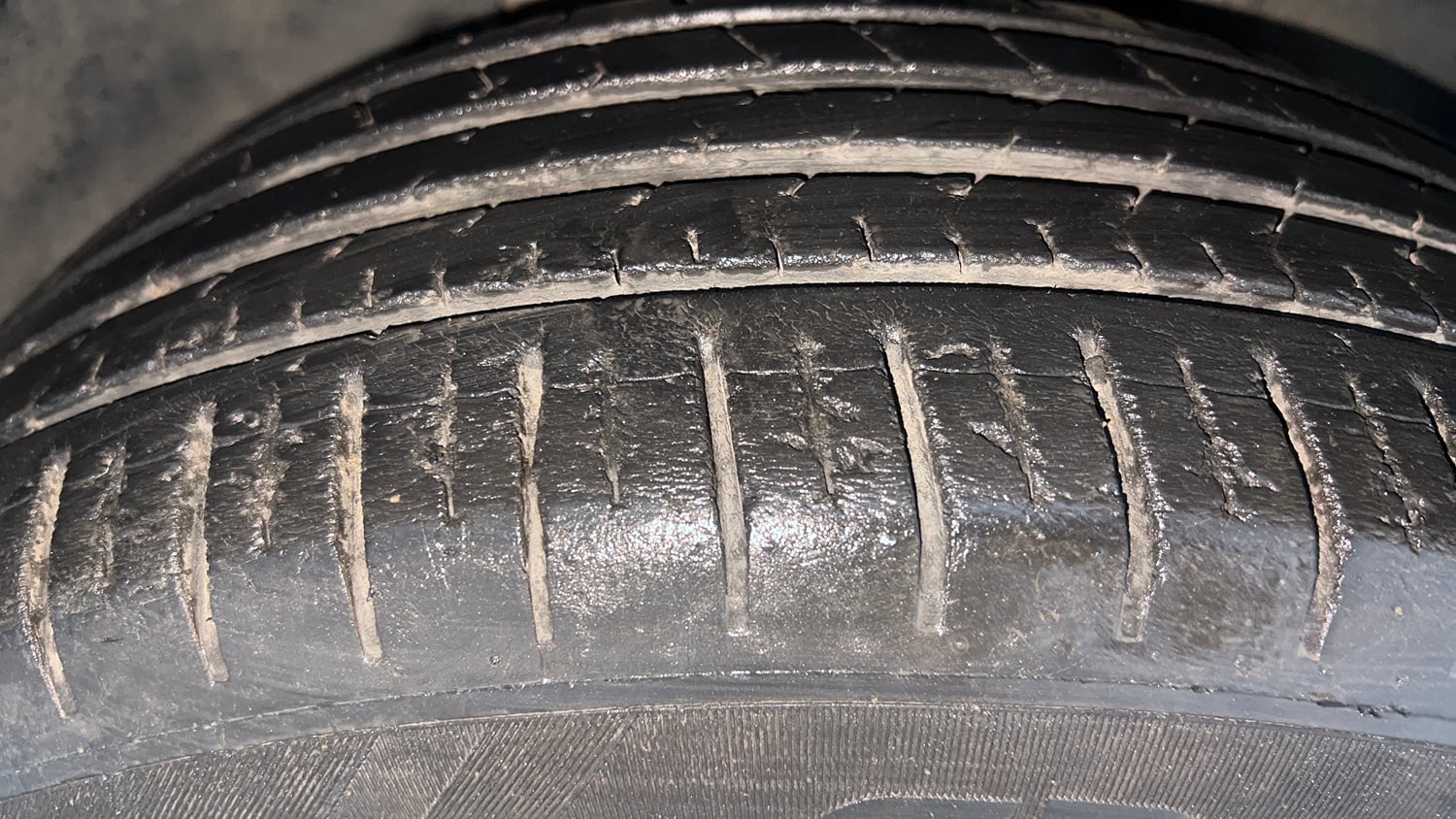 Used 2022 Volkswagen Taigun Highline 1.0 TSI MT Petrol Manual tyres RIGHT FRONT TYRE TREAD VIEW