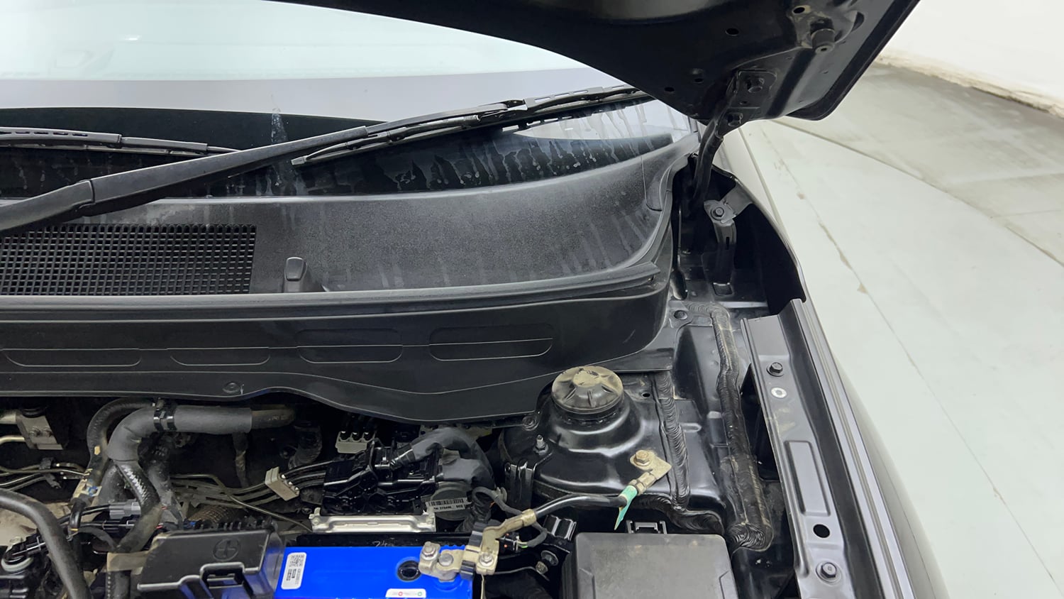 Used 2022 Hyundai Venue SX 1.2 Petrol Petrol Manual engine ENGINE LEFT SIDE HINGE & APRON VIEW