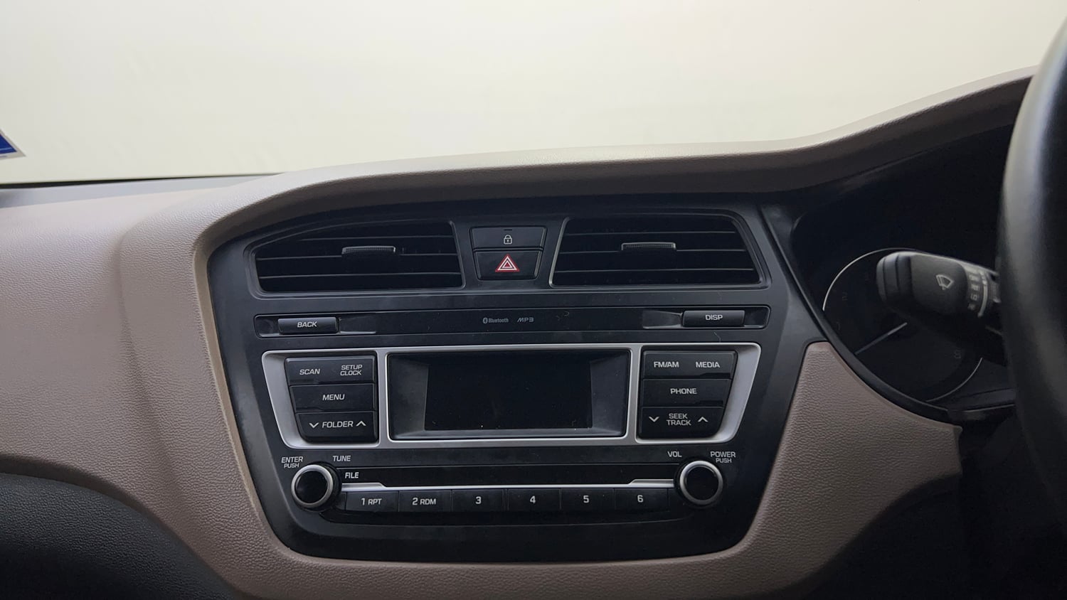 Used 2016 Hyundai Elite i20 Sportz 1.2 Petrol Manual top_features Integrated (in-dash) music system