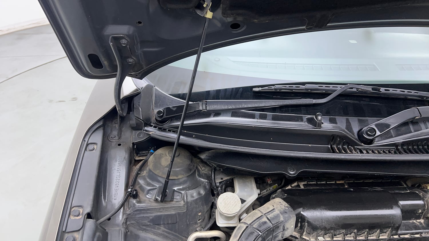 Used 2020 Maruti Suzuki Baleno Zeta Petrol Manual engine ENGINE RIGHT SIDE HINGE & APRON VIEW