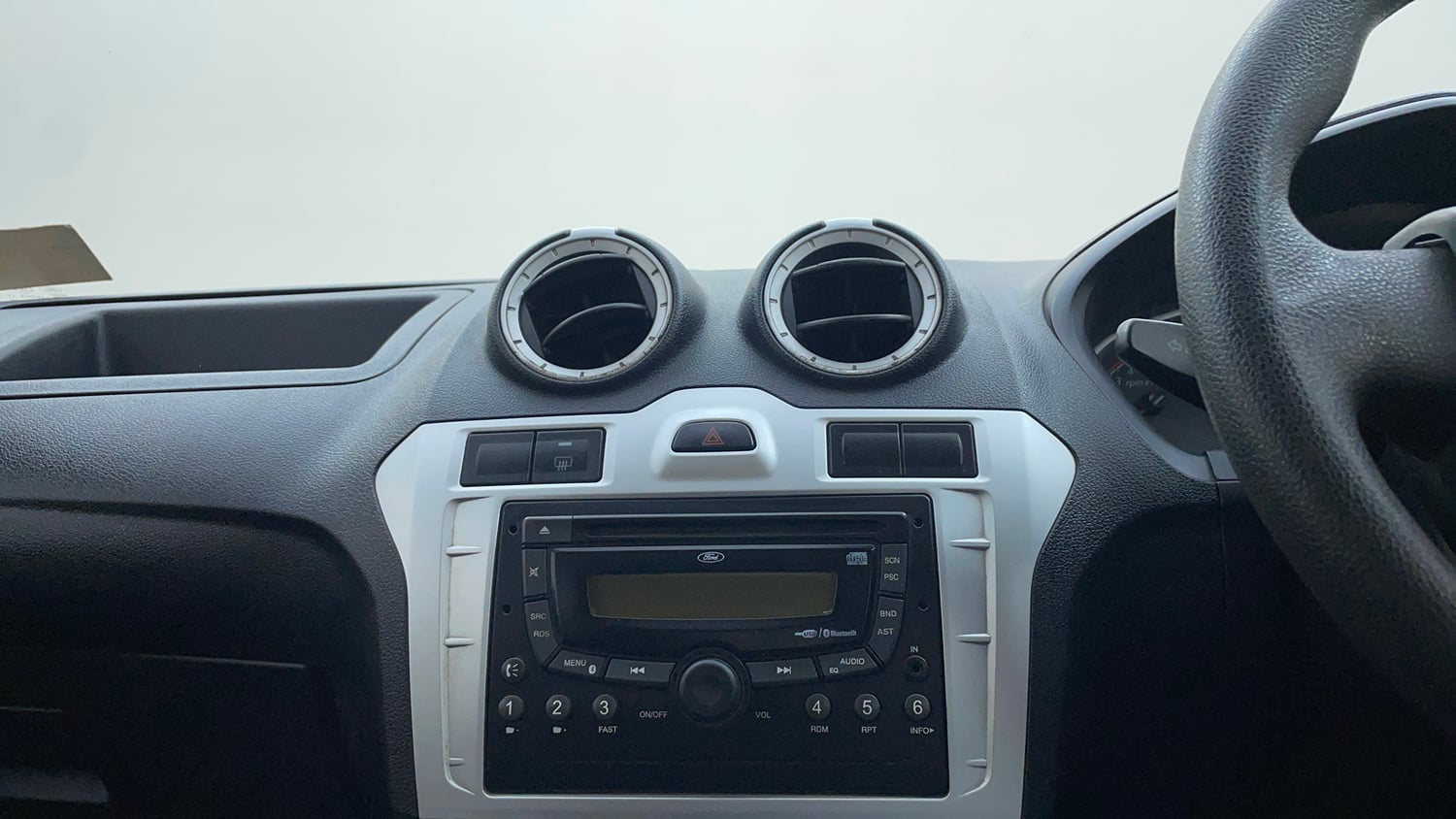 Used 2012 Ford Figo Duratec Petrol ZXI 1.2 Petrol Manual top_features Integrated (in-dash) music system