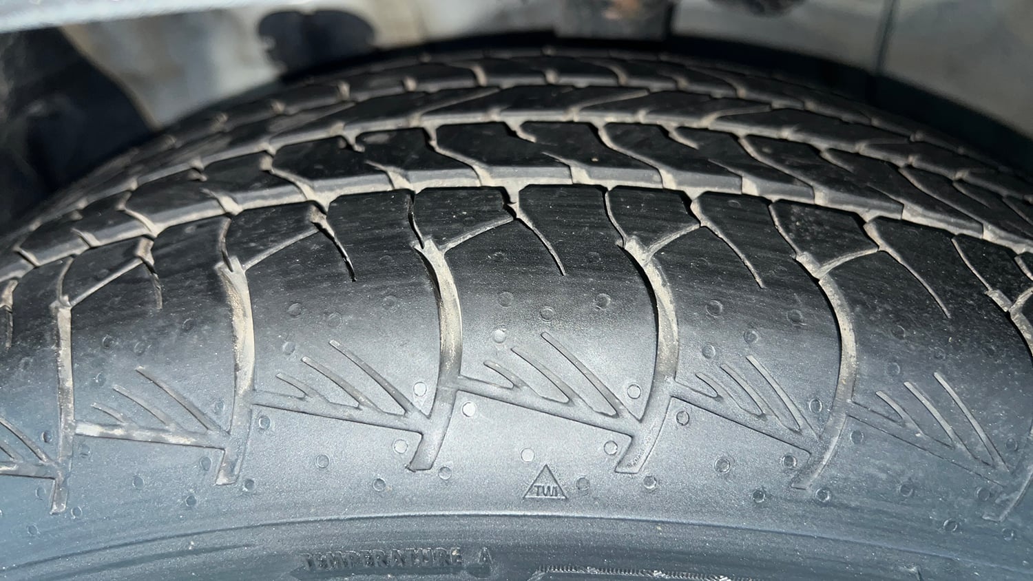 Used 2022 Hyundai Alcazar Platinum (O) 7 Seater 1.5 Diesel AT Diesel Automatic tyres LEFT FRONT TYRE TREAD VIEW