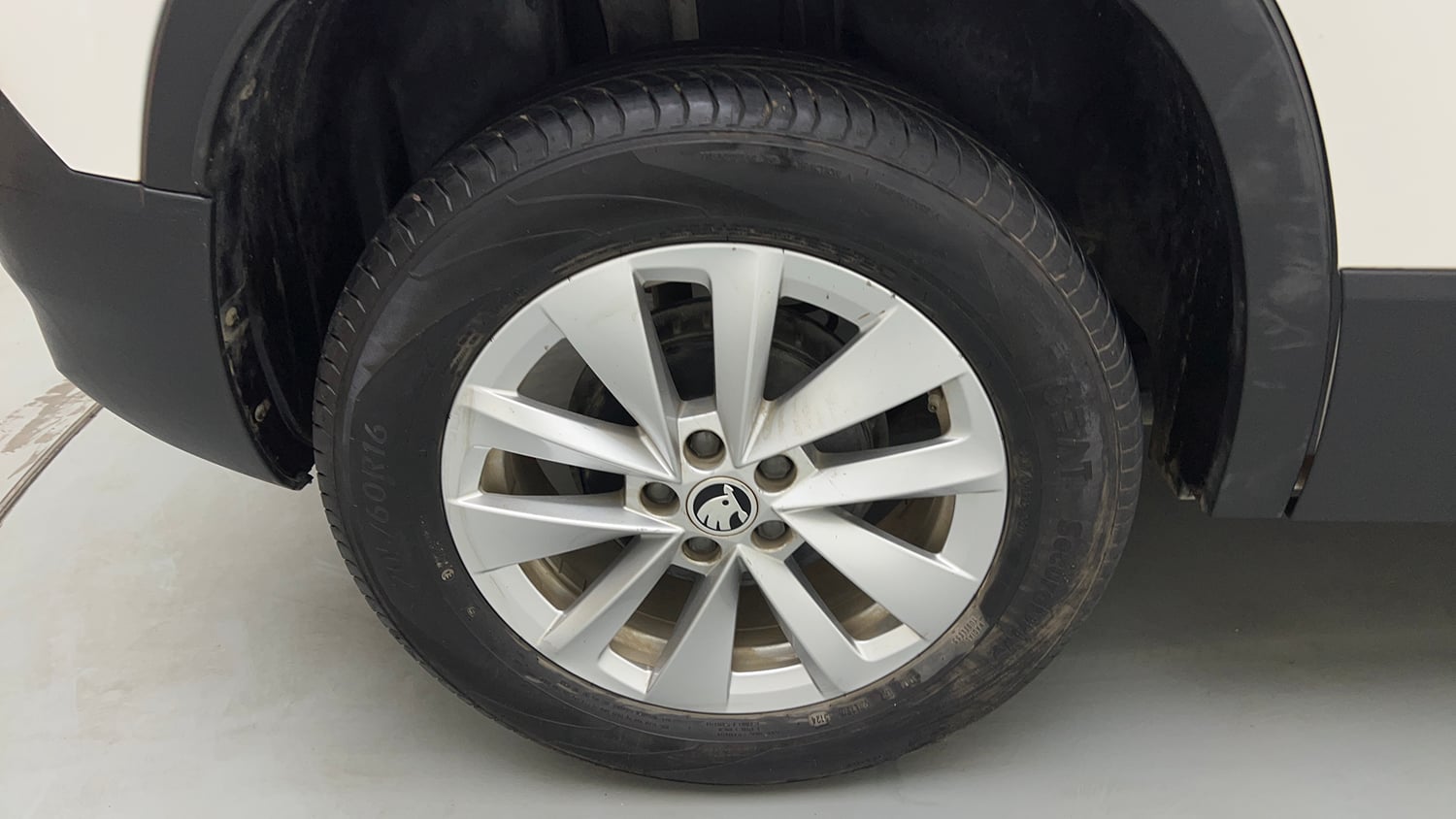 Used 2025 Skoda Kylaq Signature Plus AT Petrol Automatic tyres RIGHT REAR TYRE RIM VIEW