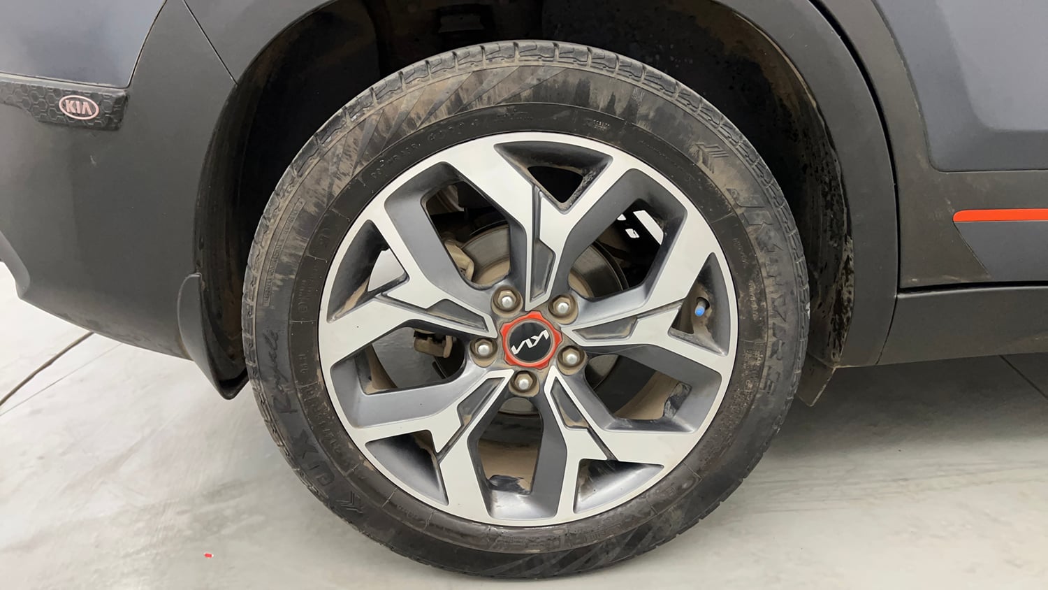 Used 2022 Kia Seltos X Line 1.4 DCT Petrol Automatic tyres RIGHT REAR TYRE RIM VIEW
