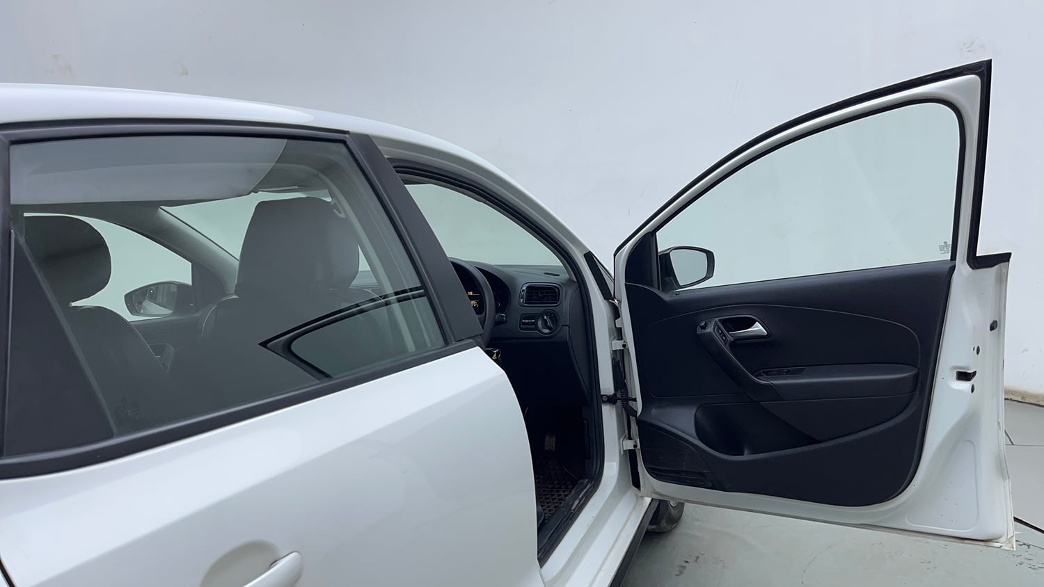 Used 2020 Volkswagen Polo Comfortline Plus 1.0L MPI Petrol Manual interior RIGHT FRONT DOOR OPEN VIEW