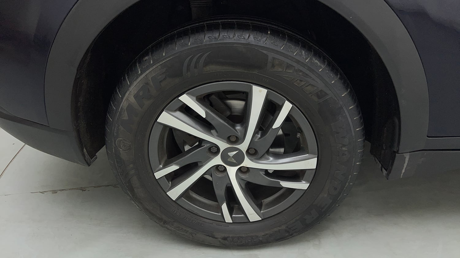 Used 2024 Mahindra XUV700 AX 5 Diesel AT 7 STR Diesel Automatic tyres RIGHT REAR TYRE RIM VIEW