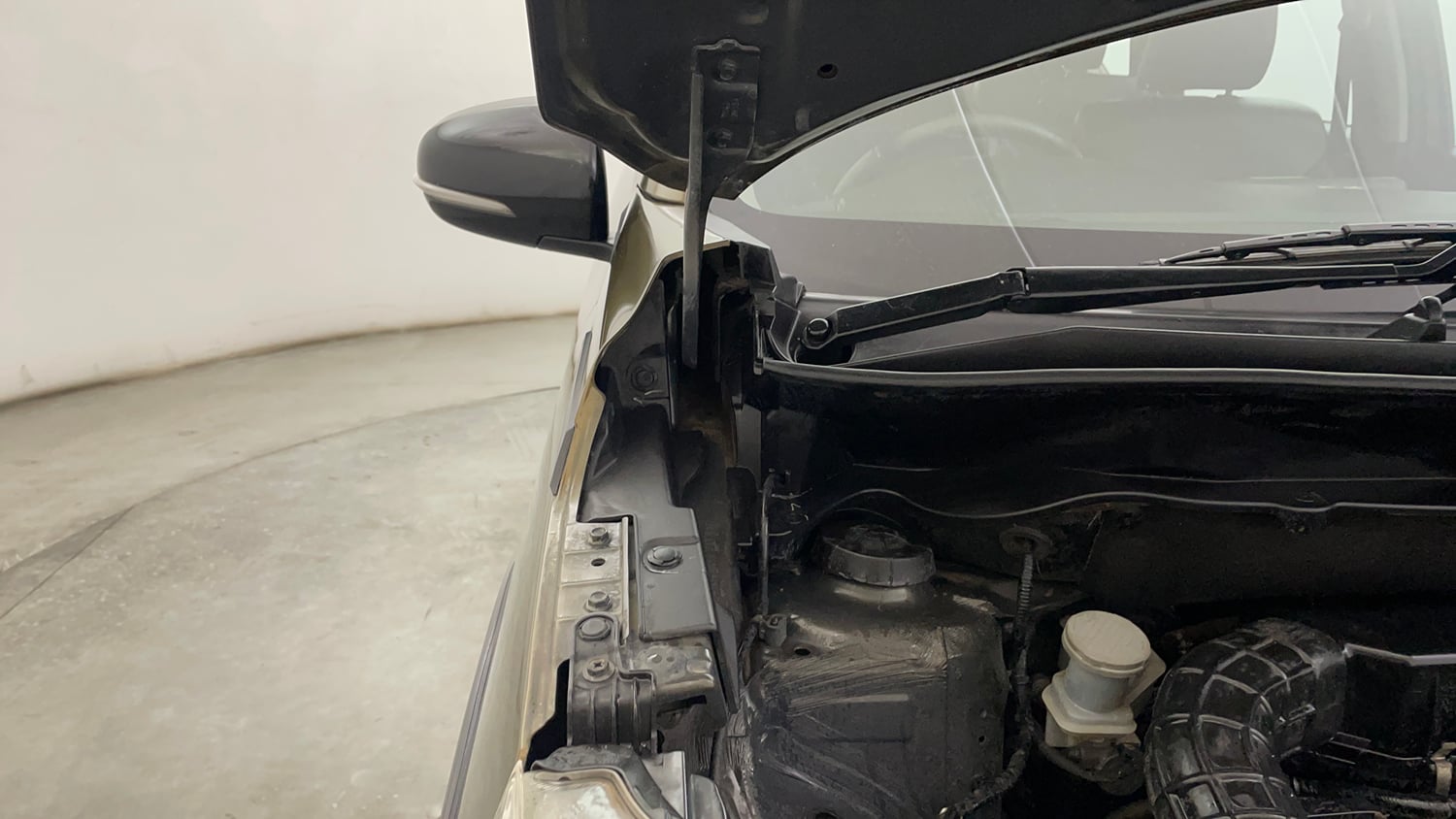 Used 2019 Maruti Suzuki XL6 Alpha AT Petrol Petrol Automatic engine ENGINE RIGHT SIDE HINGE & APRON VIEW