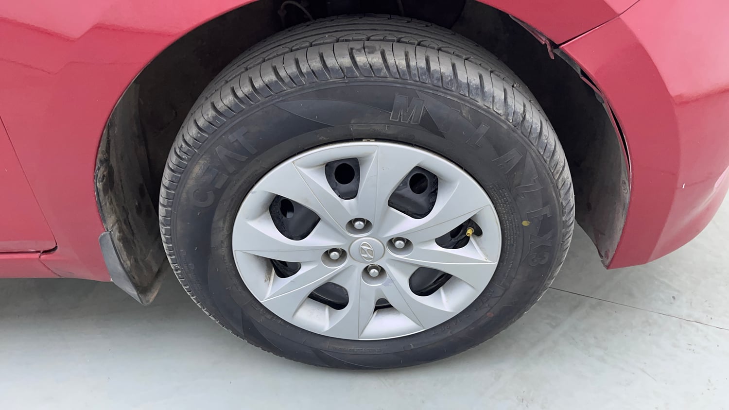 Used 2017 Hyundai Elite i20 Sportz 1.2 Petrol Manual tyres RIGHT FRONT TYRE RIM VIEW