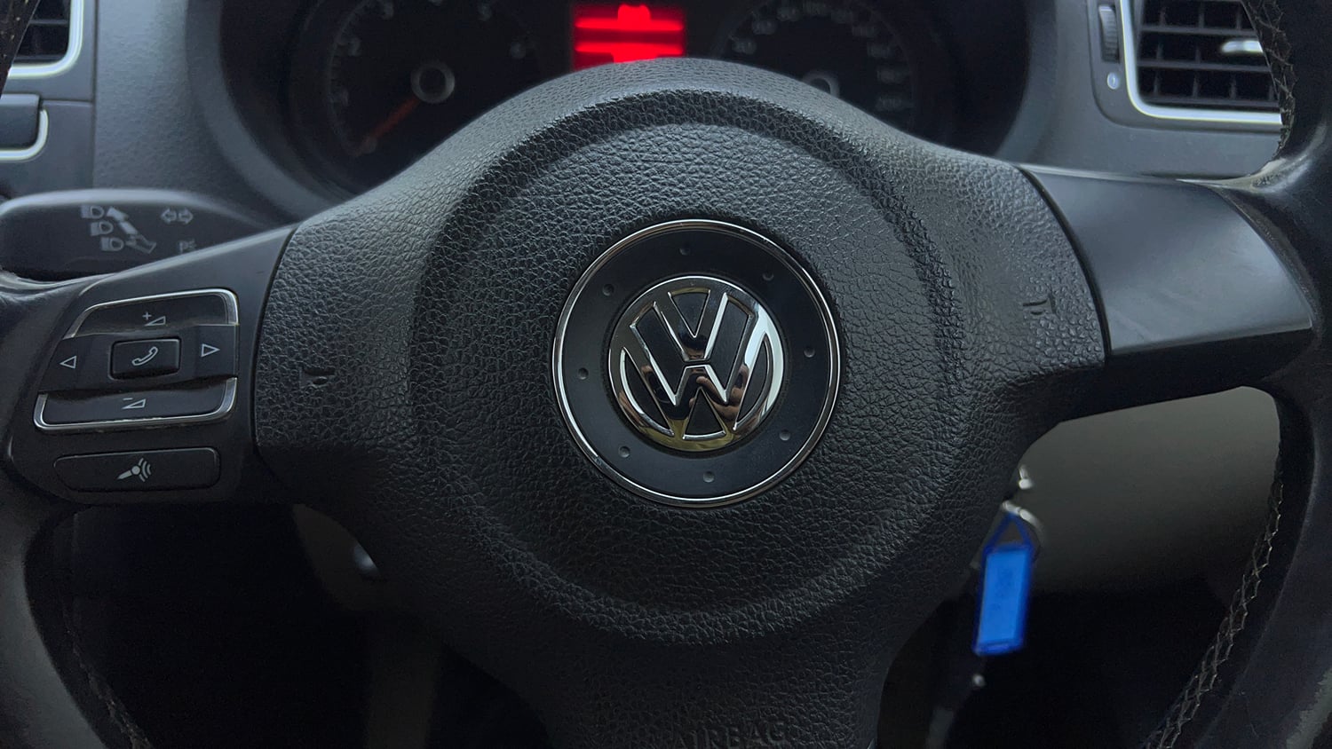 Used 2013 Volkswagen Polo Highline1.2L (P) Petrol Manual top_features Steering mounted controls