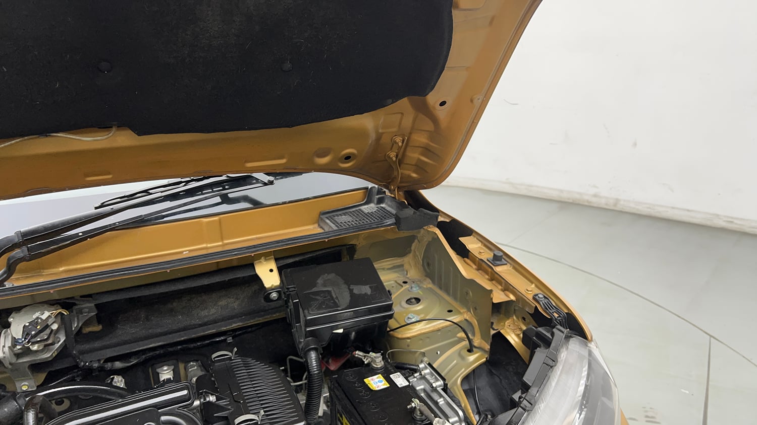 Used 2022 Renault Kwid CLIMBER AMT Petrol Automatic engine ENGINE LEFT SIDE HINGE & APRON VIEW