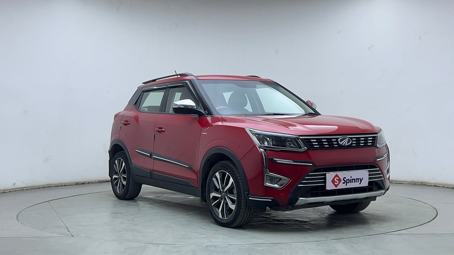 Used 2021 Mahindra XUV 300 W8 (O) 1.2 Petrol AMT Petrol Automatic exterior RIGHT FRONT CORNER VIEW