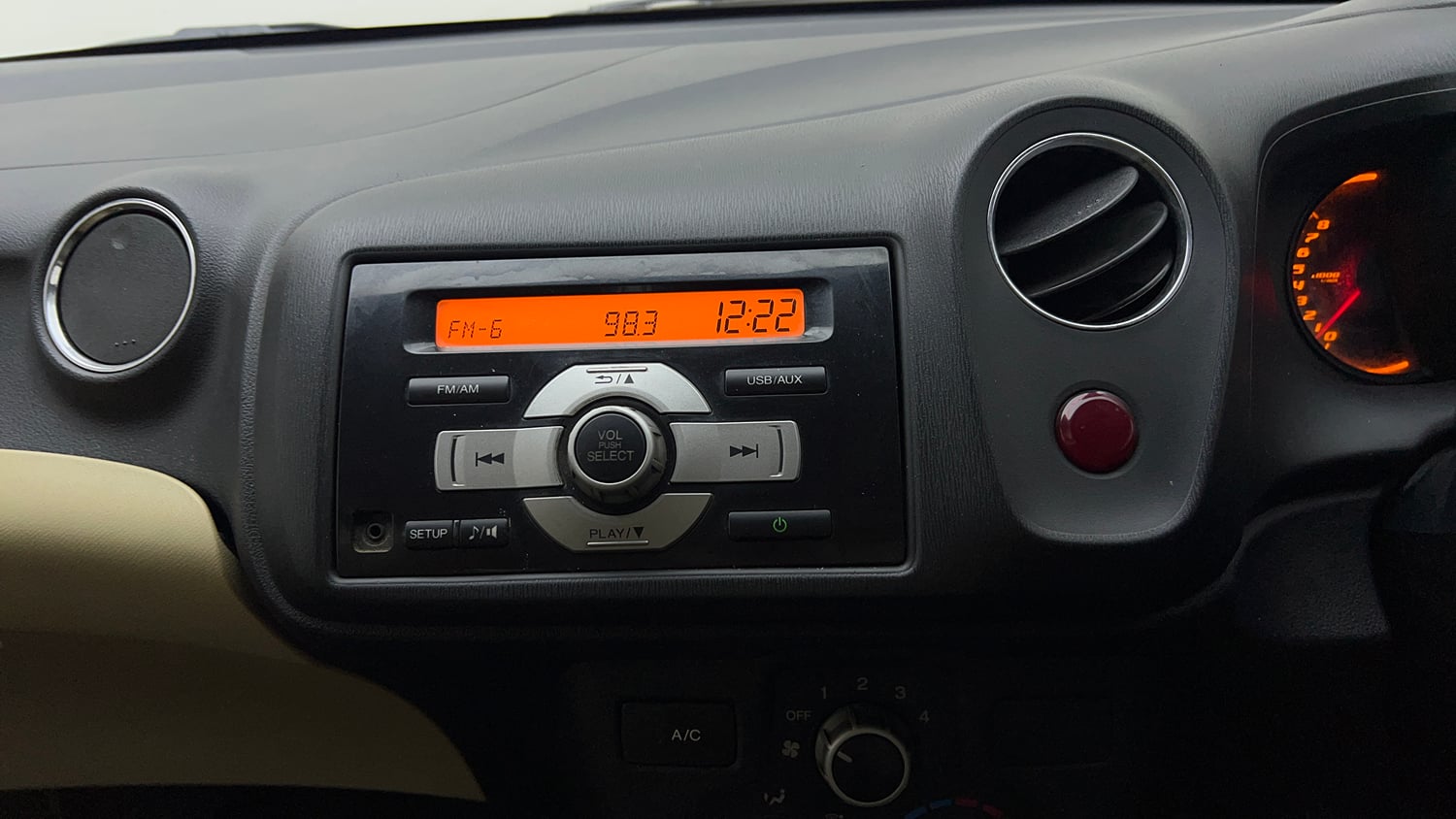 Used 2014 Honda Amaze 1.2 S i-VTEC Petrol Manual top_features Integrated (in-dash) music system