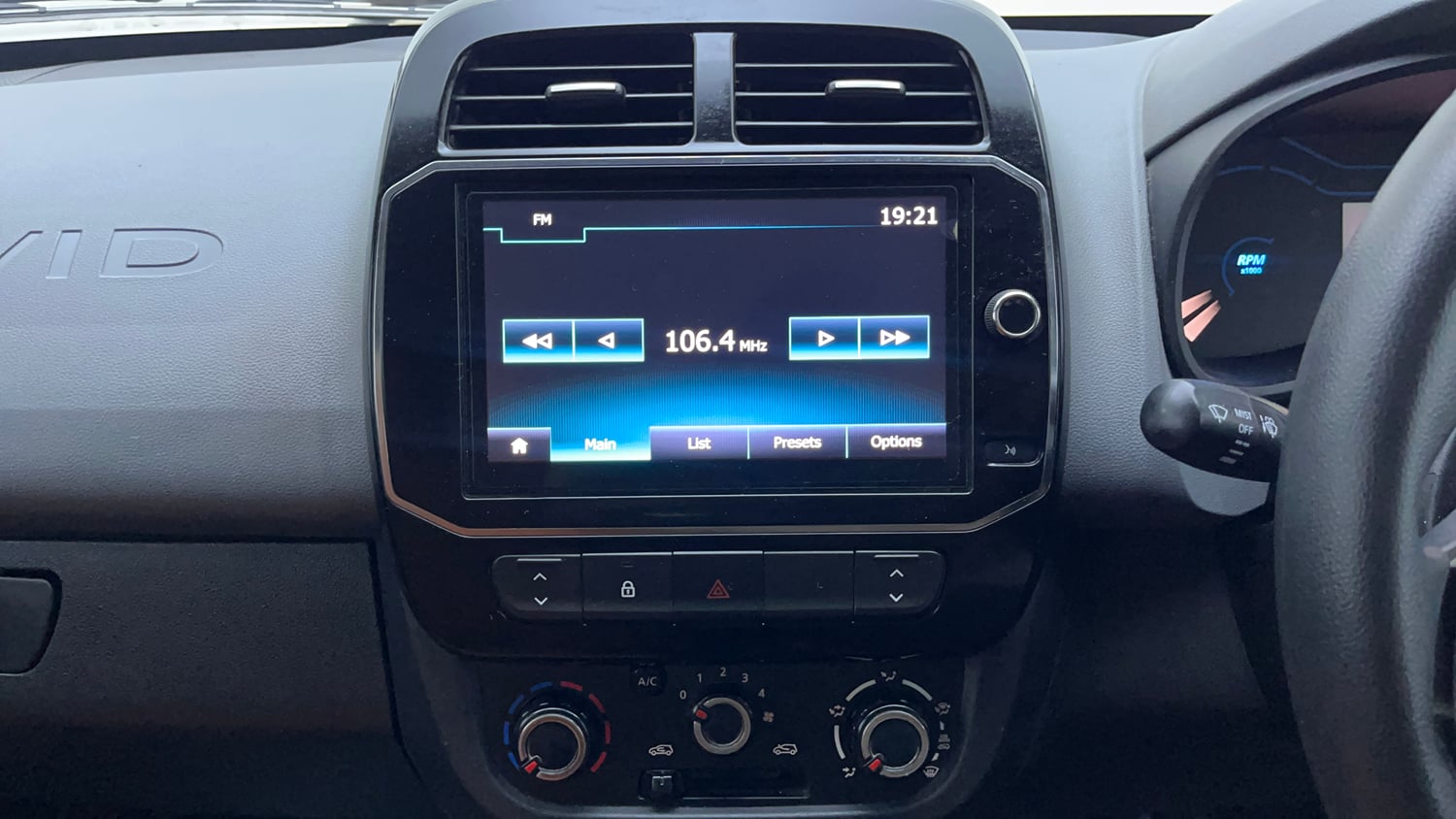 Used 2022 Renault Kwid RXT 1.0 (O) Petrol Manual interior MUSIC SYSTEM & AC CONTROL VIEW
