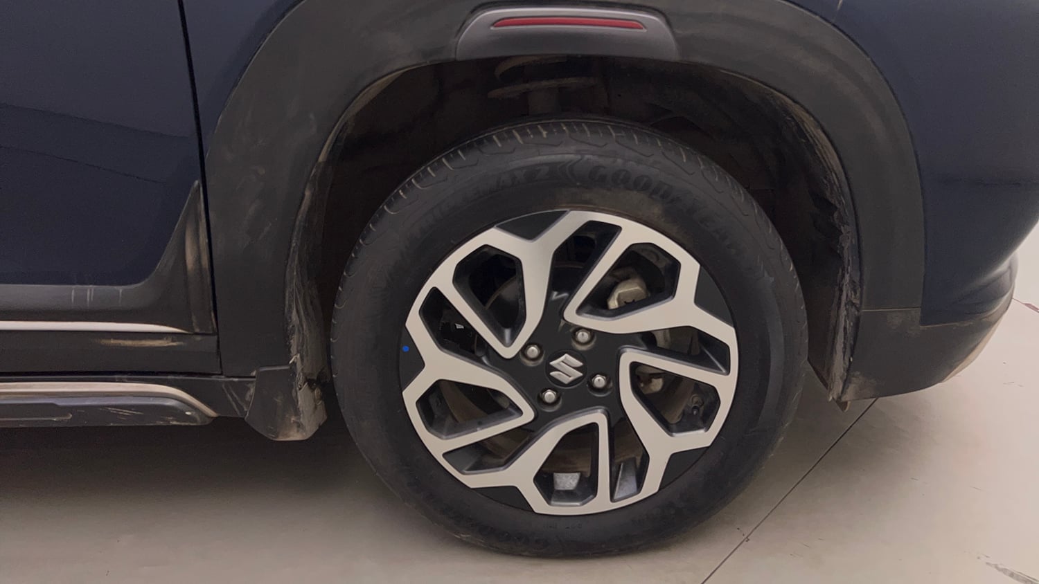 Used 2024 Maruti Suzuki Fronx Alpha 1.0L Turbo 6 AT Petrol Automatic tyres RIGHT FRONT TYRE RIM VIEW