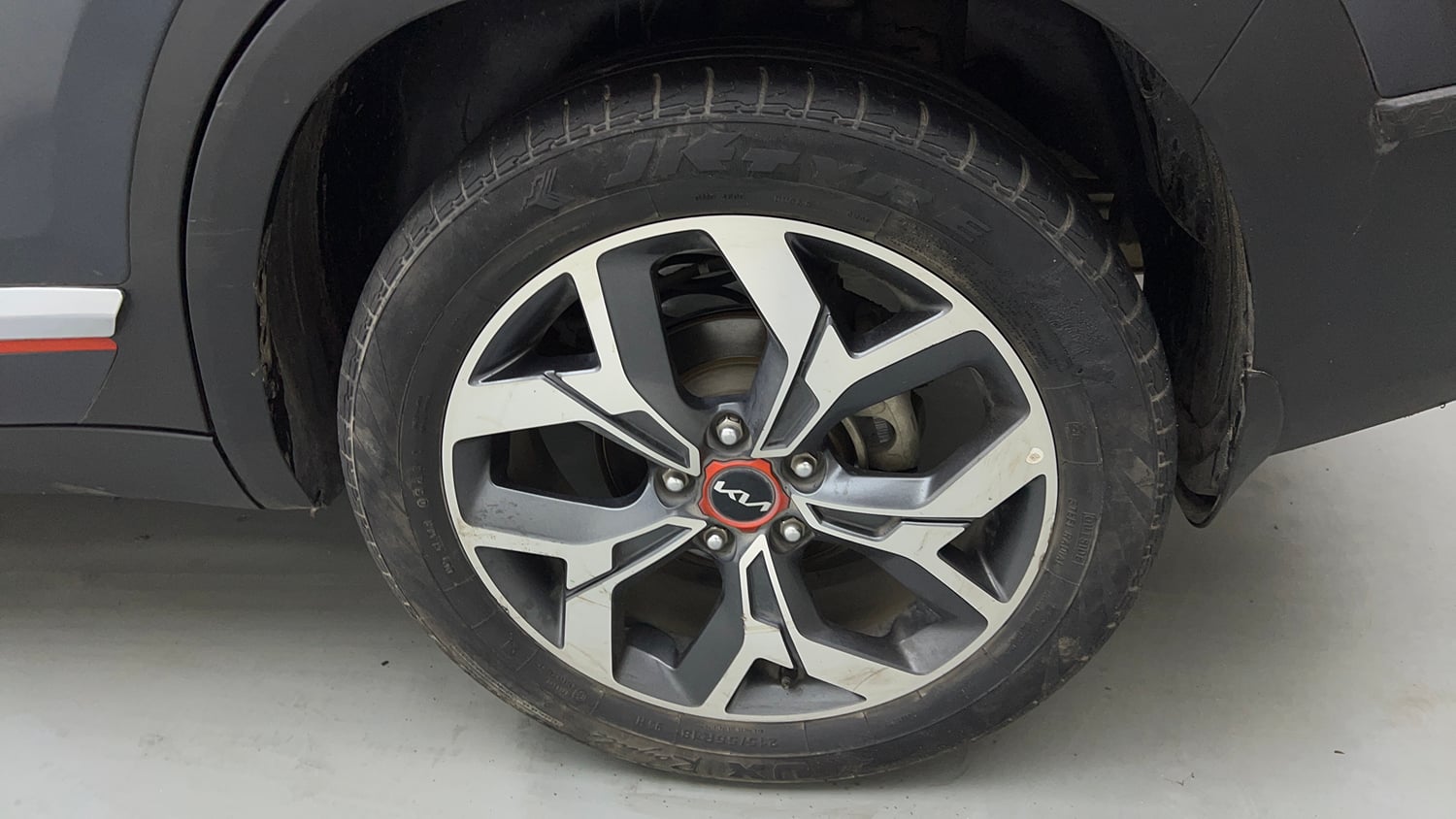 Used 2023 Kia Seltos X Line 1.4 DCT Petrol Automatic tyres LEFT REAR TYRE RIM VIEW