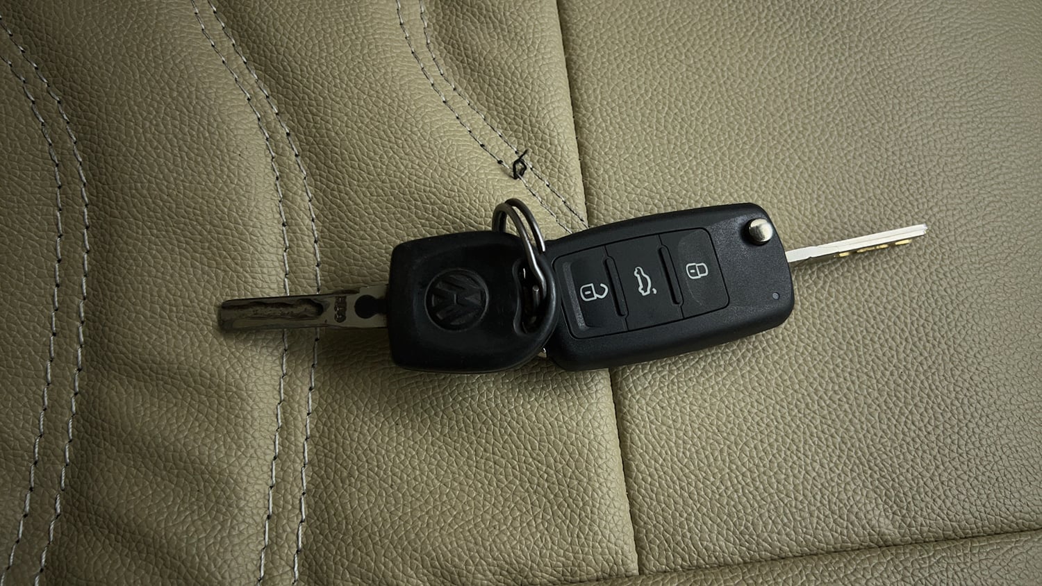 Used 2014 Volkswagen Polo Comfortline 1.2L (P) Petrol Manual extra CAR KEY VIEW