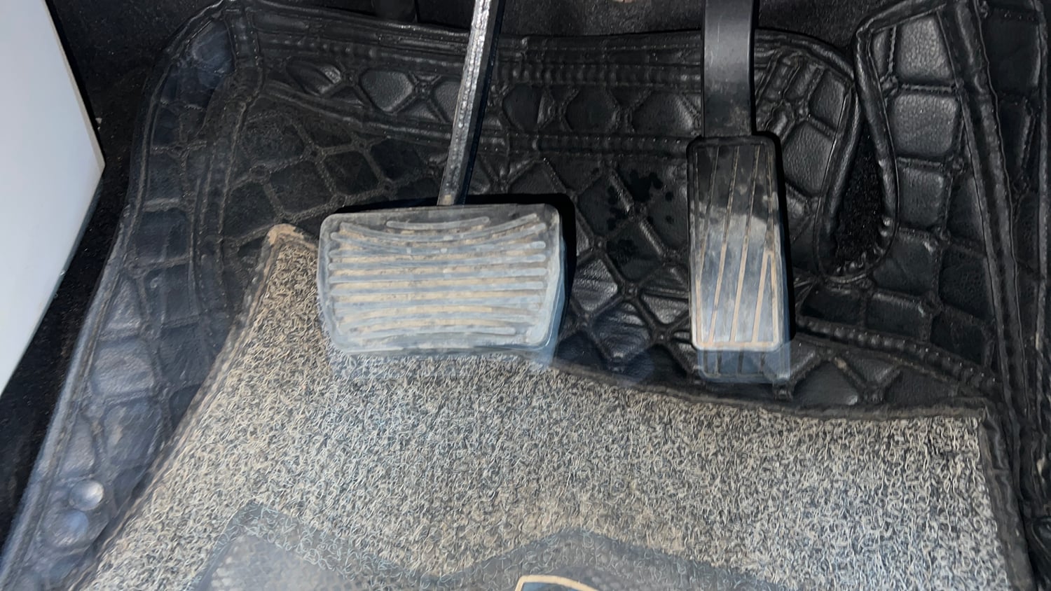 Used 2021 Mahindra XUV 300 W8 (O) 1.2 Petrol AMT Petrol Automatic interior PEDALS VIEW